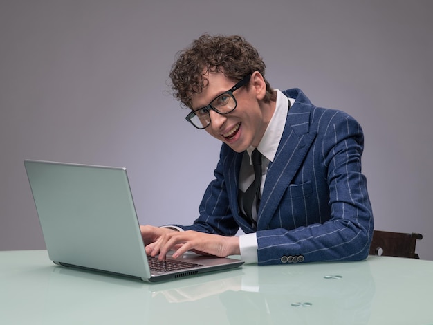 Homem engraçado usando laptop