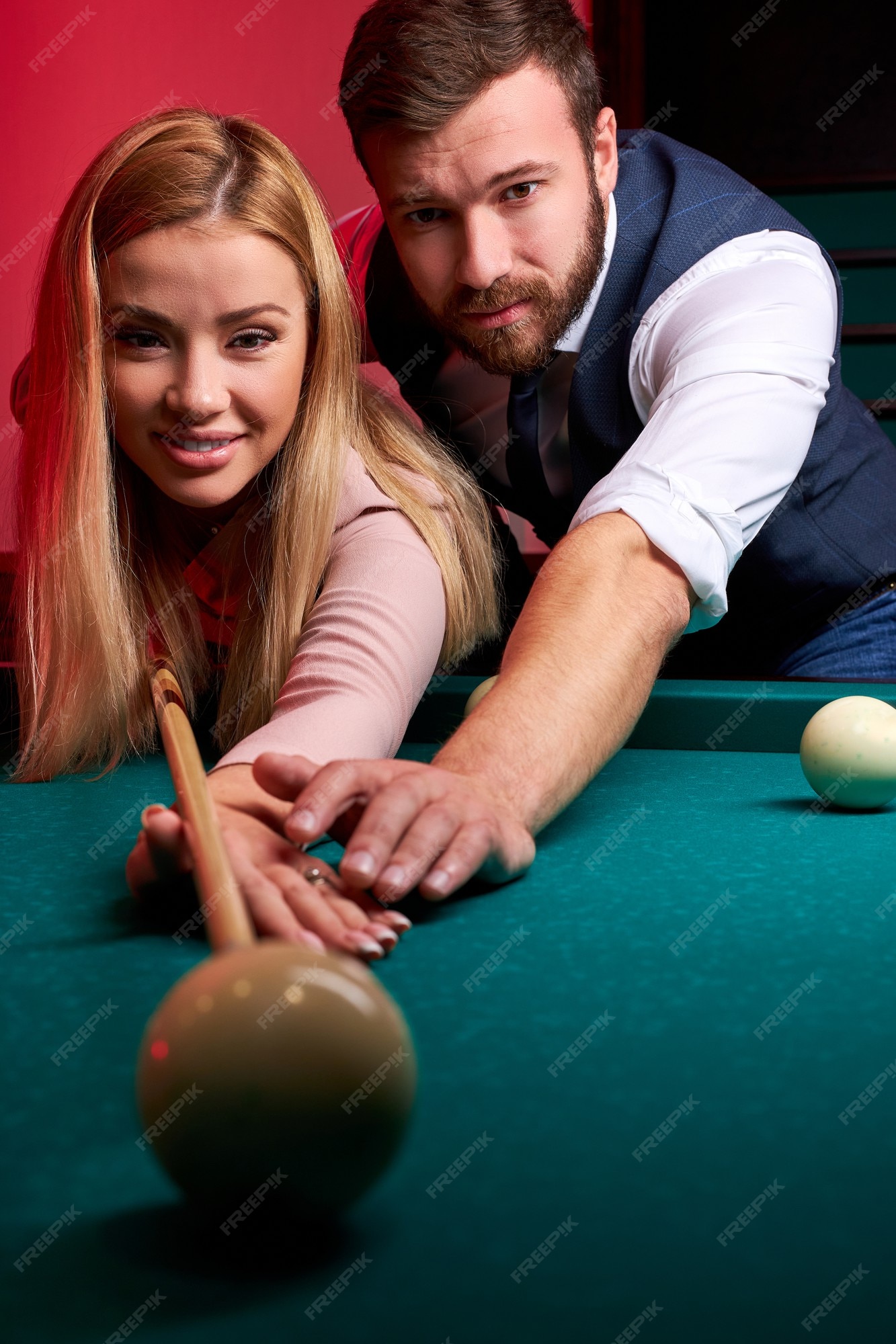 Jovem Casal Em Sala De Bilhar. Namorado Ensinando Sua Namorada a Jogar  Bilhar Imagem de Stock - Imagem de boate, feriado: 212990253