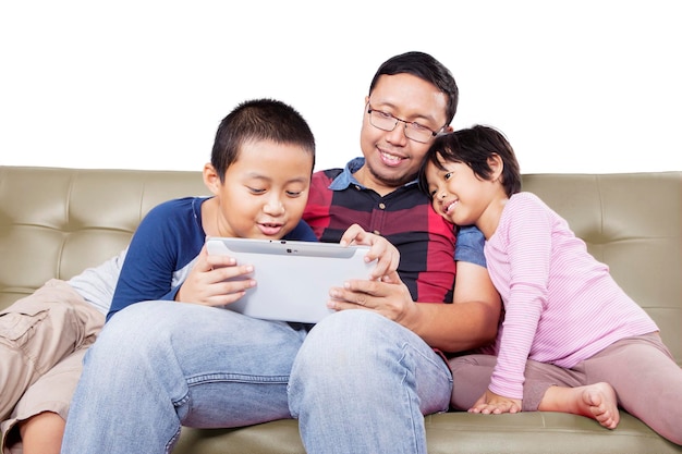 Homem ensinando seus filhos a usar o tablet com sabedoria