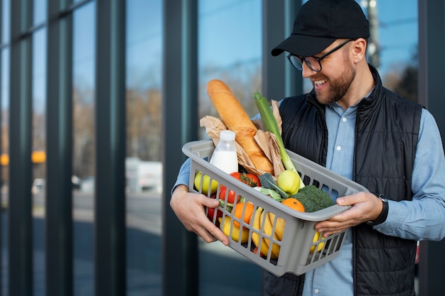 Foto homem entregando mantimentos para clientes