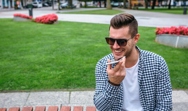 Foto homem enviando mensagem de áudio com celular