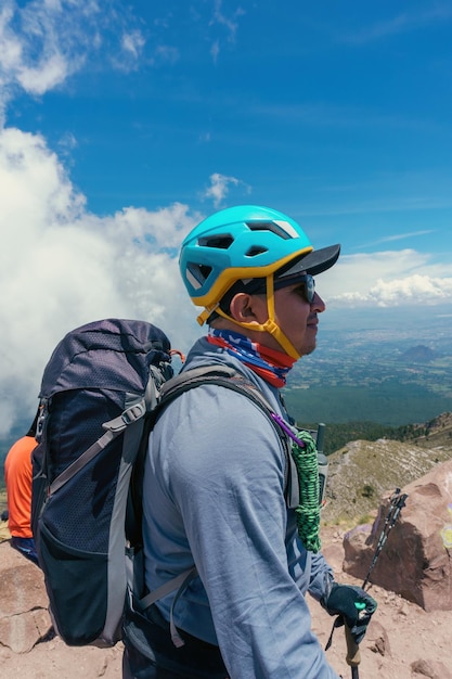 Homem escalando uma montanha no méxico