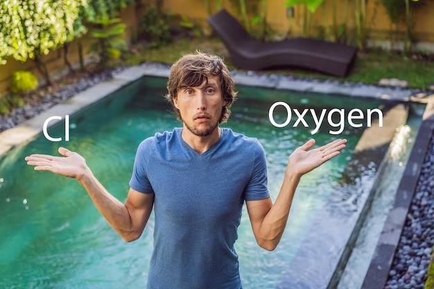 Homem escolhe produtos químicos para o cloro ou oxigênio da piscina Serviço e equipamento da piscina com produtos e ferramentas de limpeza química