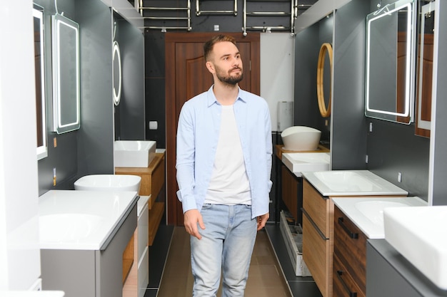 Homem escolhendo pia de banheiro e utensílios para sua casa