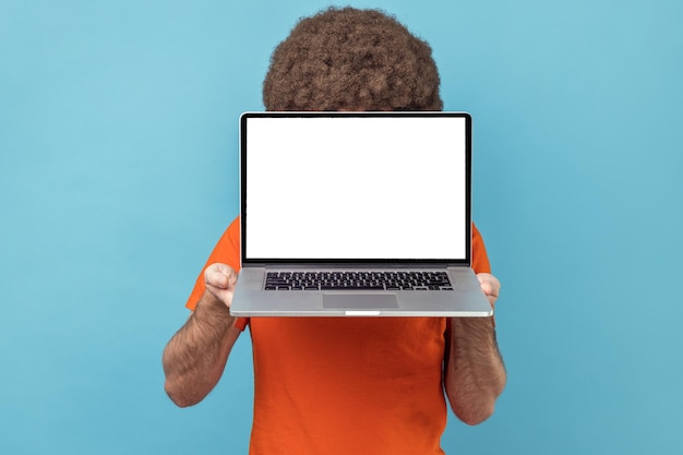 Homem escondendo o rosto com laptop com espaço de cópia de exibição vazio branco para texto promocional