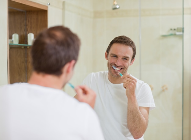 Homem escovando os dentes