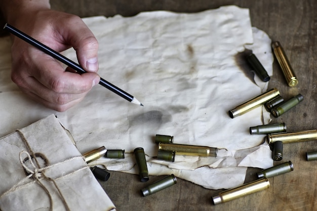 Homem escreve carta retrô bullet na mesa