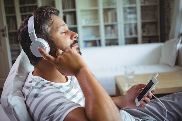 Homem, escutar música, ligado, fones