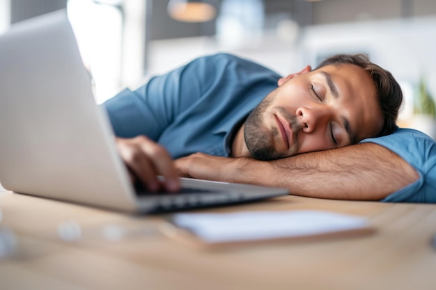 Foto homem esgotado e estressado a dormir com um portátil no escritório.