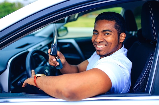 Homem espanhol dirigindo seu carro novo na primavera pela manhã