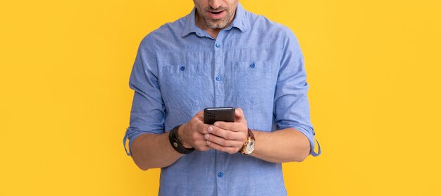 Homem espantado conversando no telefone na mensagem de fundo amarelo