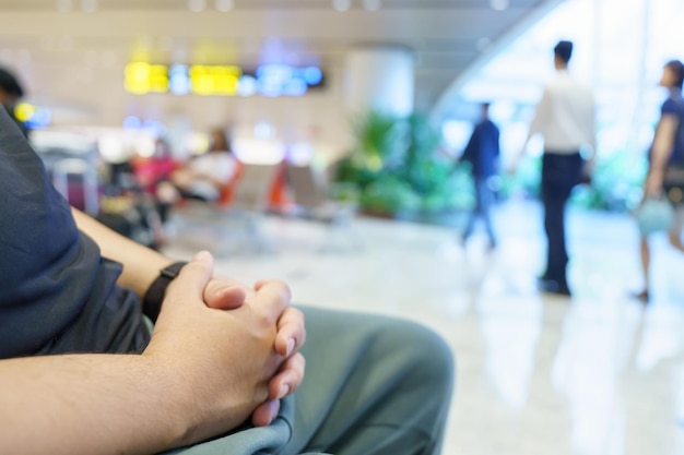 Homem esperando o voo na área de embarque do aeroporto no aeroporto esperando o voo