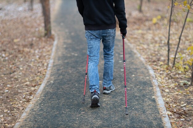 Homem esporte de caminhada com bastões nórdicos