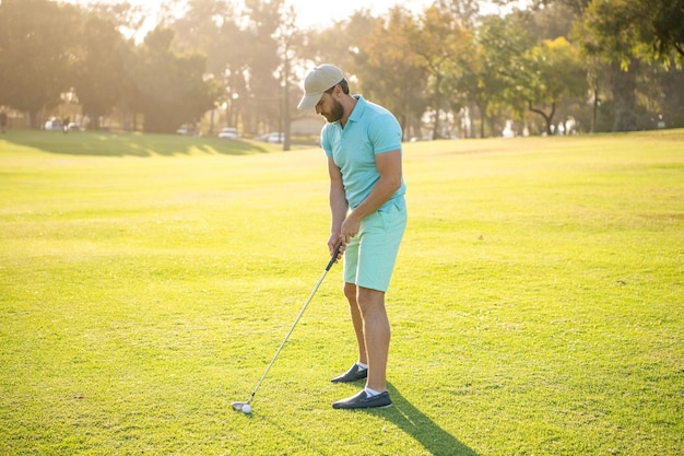 Homem esportivo jogando golfe no jogo de esporte de grama verde