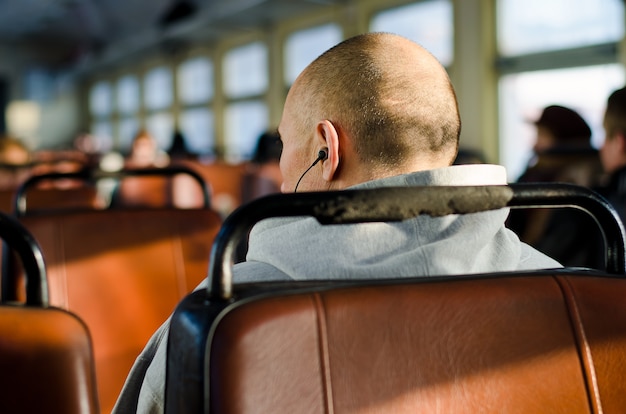 Foto homem esportivo sentado no ônibus