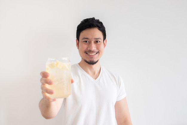 Homem está bebendo refrigerante de limão gelado em fundo branco isolado.