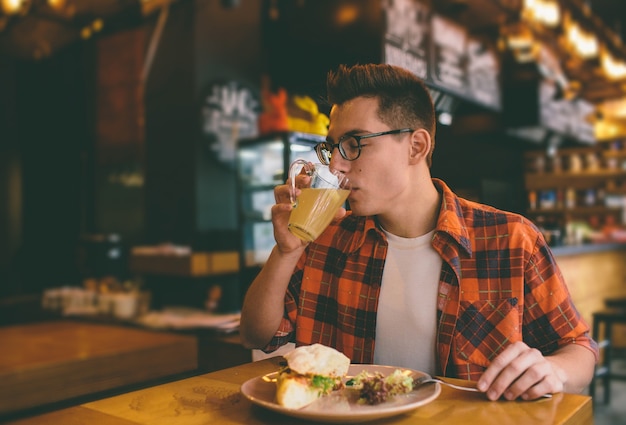 Homem está comendo em um restaurante e saboreando uma comida deliciosa