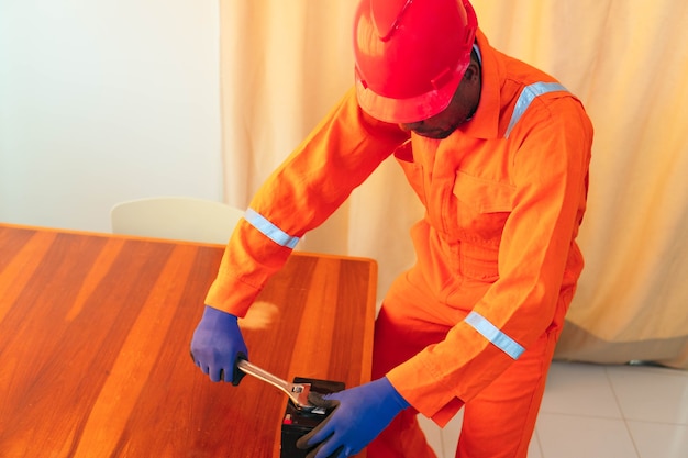 Homem está consertando bateria em casa