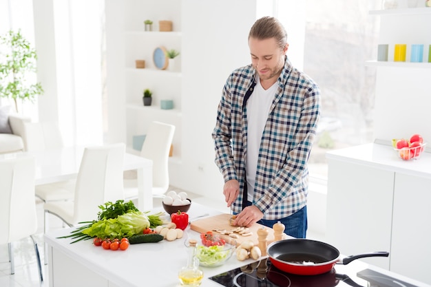 homem está cozinhando em cozinha moderna