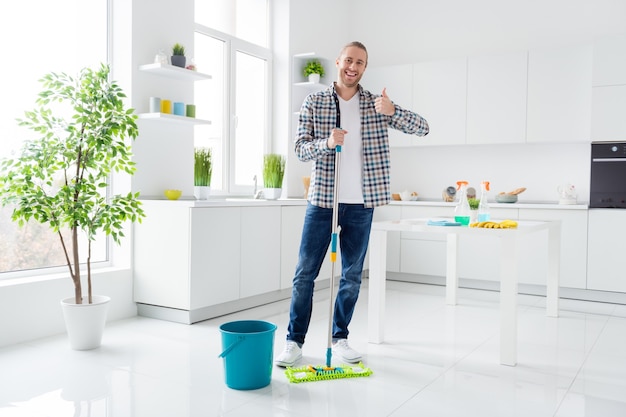 homem está limpando a cozinha moderna