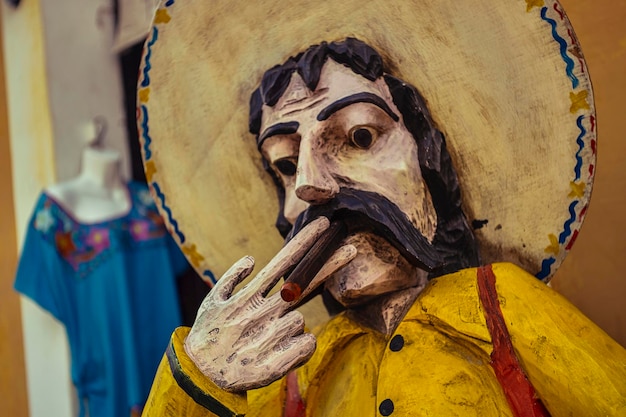 Homem estátua fumando