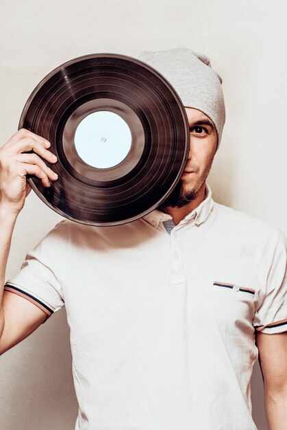 Foto homem estiloso com disco de vinil