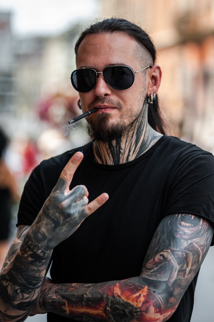 Foto homem estiloso com tatuagens em óculos de sol ao ar livre