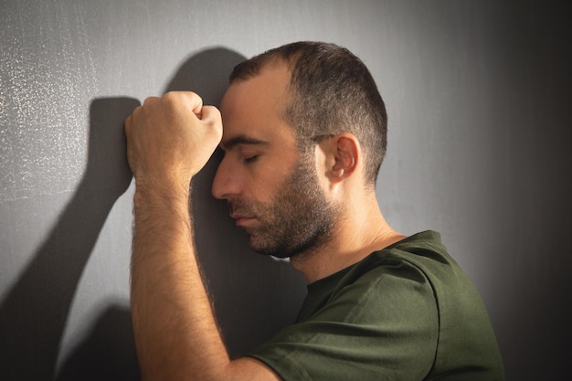 Foto homem estressado caucasiano em casa