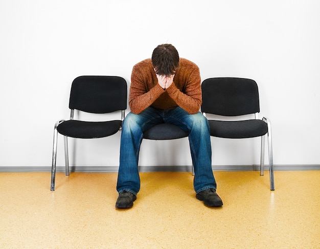 Homem estressado em uma sala de espera