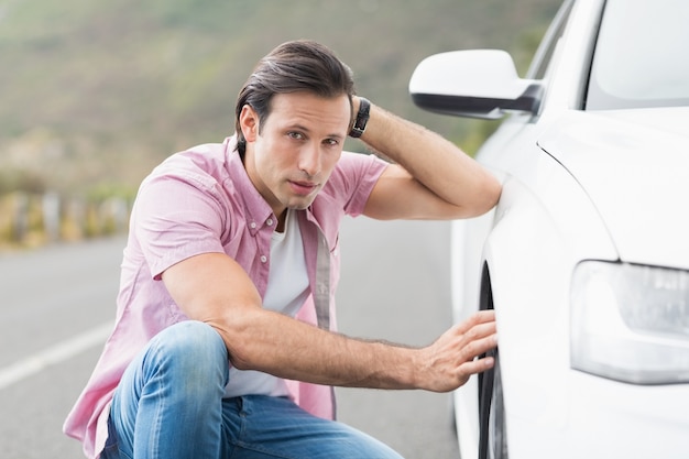 Foto homem estressado olhando a roda