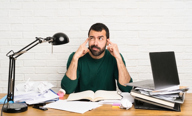 Homem estudante, com, lotes, de, livros