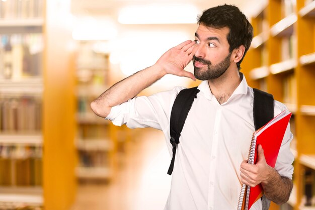 Foto homem estudante, escutar, algo, ligado, defocused, biblioteca