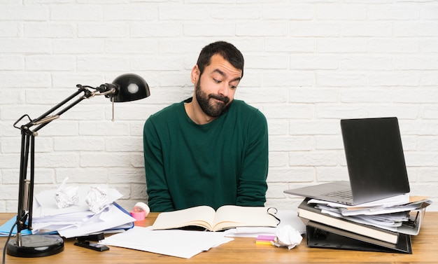 Homem estudante, fazendo, dúvidas, gesto, olhando lado