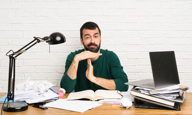 Homem estudante, fazendo, tempo, gesto