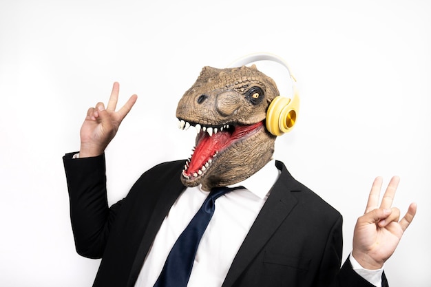 Homem eufórico com cabeça T Rex ouvindo música em um fundo branco isolado