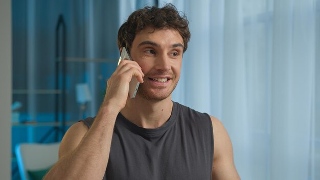 homem europeu caucasiano homem feliz atleta homem de esportes falando telefone móvel smartphone ordem