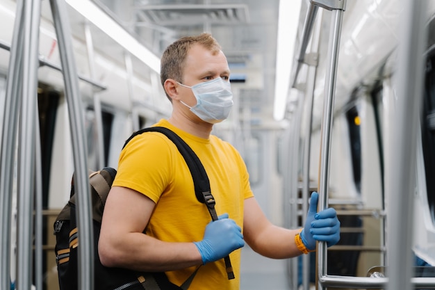 Homem europeu usa máscara cirúrgica, viaja no metrô ou no metrô