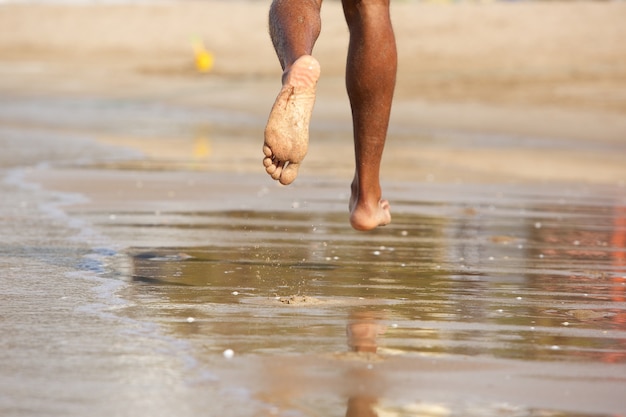 Homem, executando, descalço, ao longo, praia