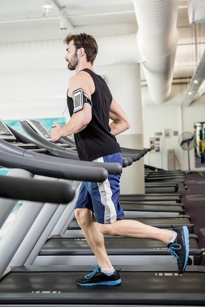 Foto homem, executando, ligado, treadmill, em, a, ginásio