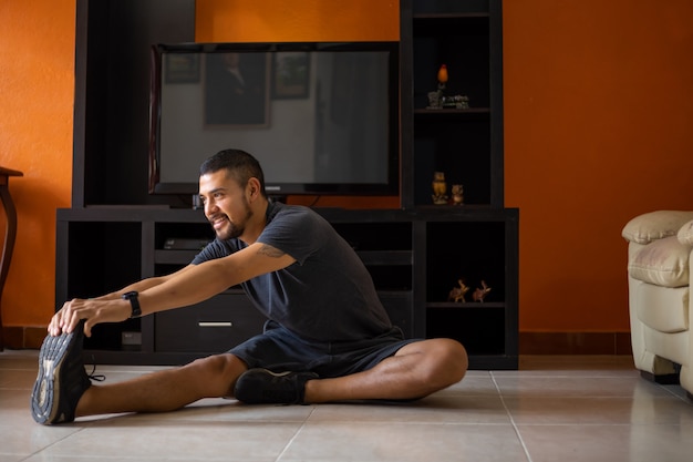 Foto homem exercitar em casa vestindo sportswear preto