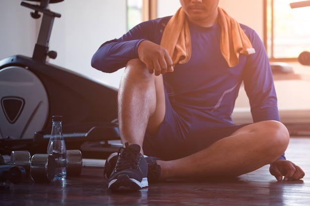 Foto homem exercitar treino no ginásio