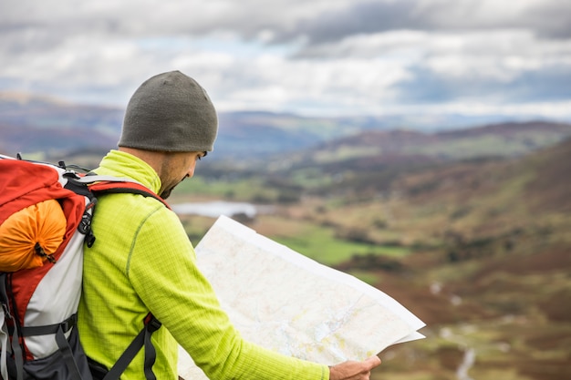 Homem, explorador, olhar, um, mapa, cima, montanha, trilha hiking