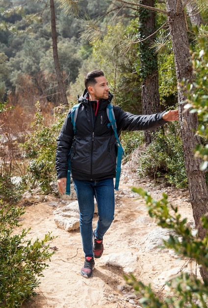 Homem explorando floresta