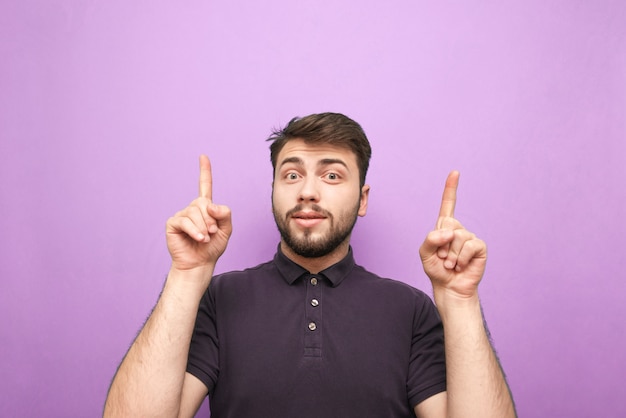 Foto homem expressivo com barba em pé