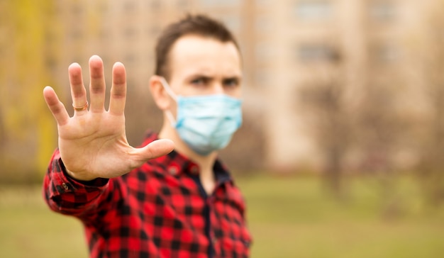 Homem expressivo posando com máscara médica