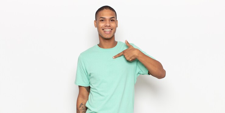 Foto homem expressivo posando no estúdio