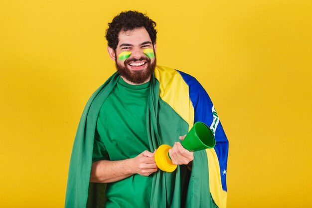 Homem fã de futebol barbudo brasileiro do brasil usando seu chifre