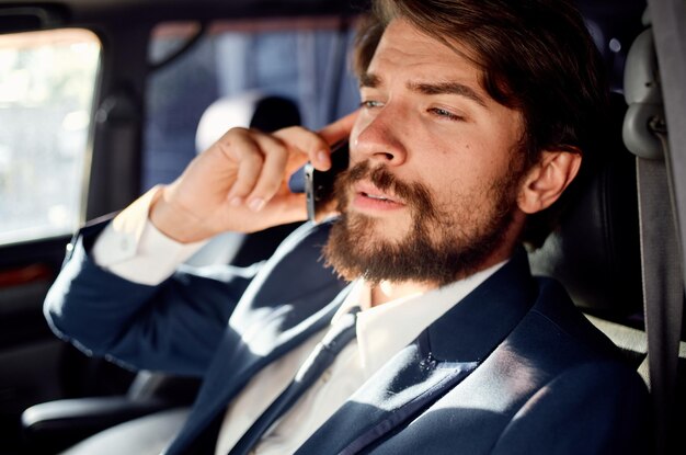 homem falando ao telefone estilo de vida oficial foto de alta qualidade