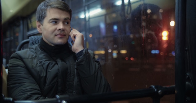 Homem falando ao telefone no ônibus