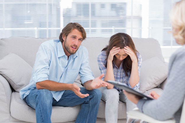 Homem falando com o terapeuta